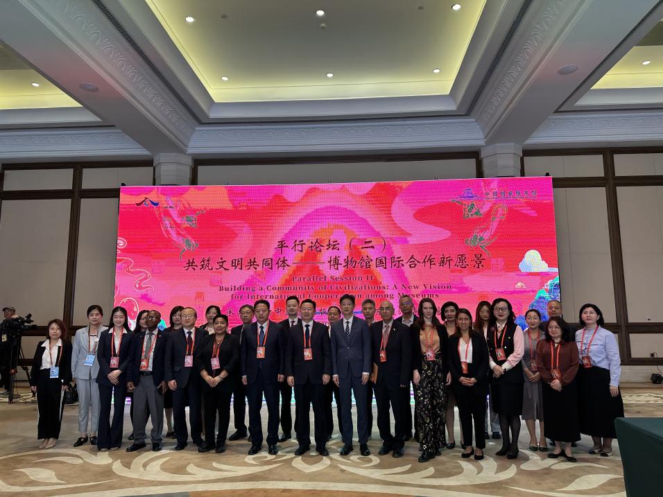 5月30日,“共筑文明共同體——博物館國際合作新愿景”平行論壇在甘肅敦煌舉行。圖為中外專家合影留念。(中新社記者丁思 攝)