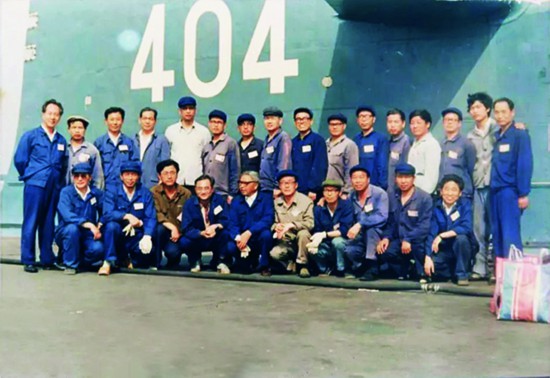 黃旭華(后排左一)同參與深潛試驗的科研人員合影.jpg