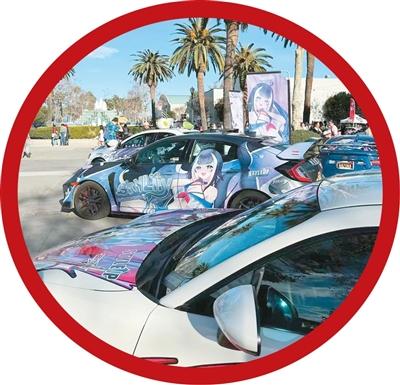 圖為華人工商大展場館外繪滿卡通圖案的車。